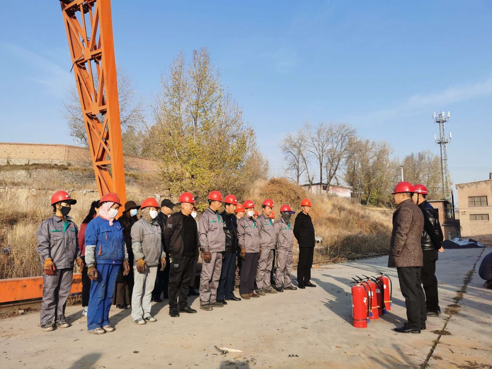 邀請(qǐng)物業(yè)保衛(wèi)科進(jìn)行消防器材滅火講解現(xiàn)場(chǎng)  程彩琳攝.jpg