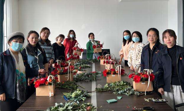 集團公司開展慶“三八”團體手工插花活動.jpg